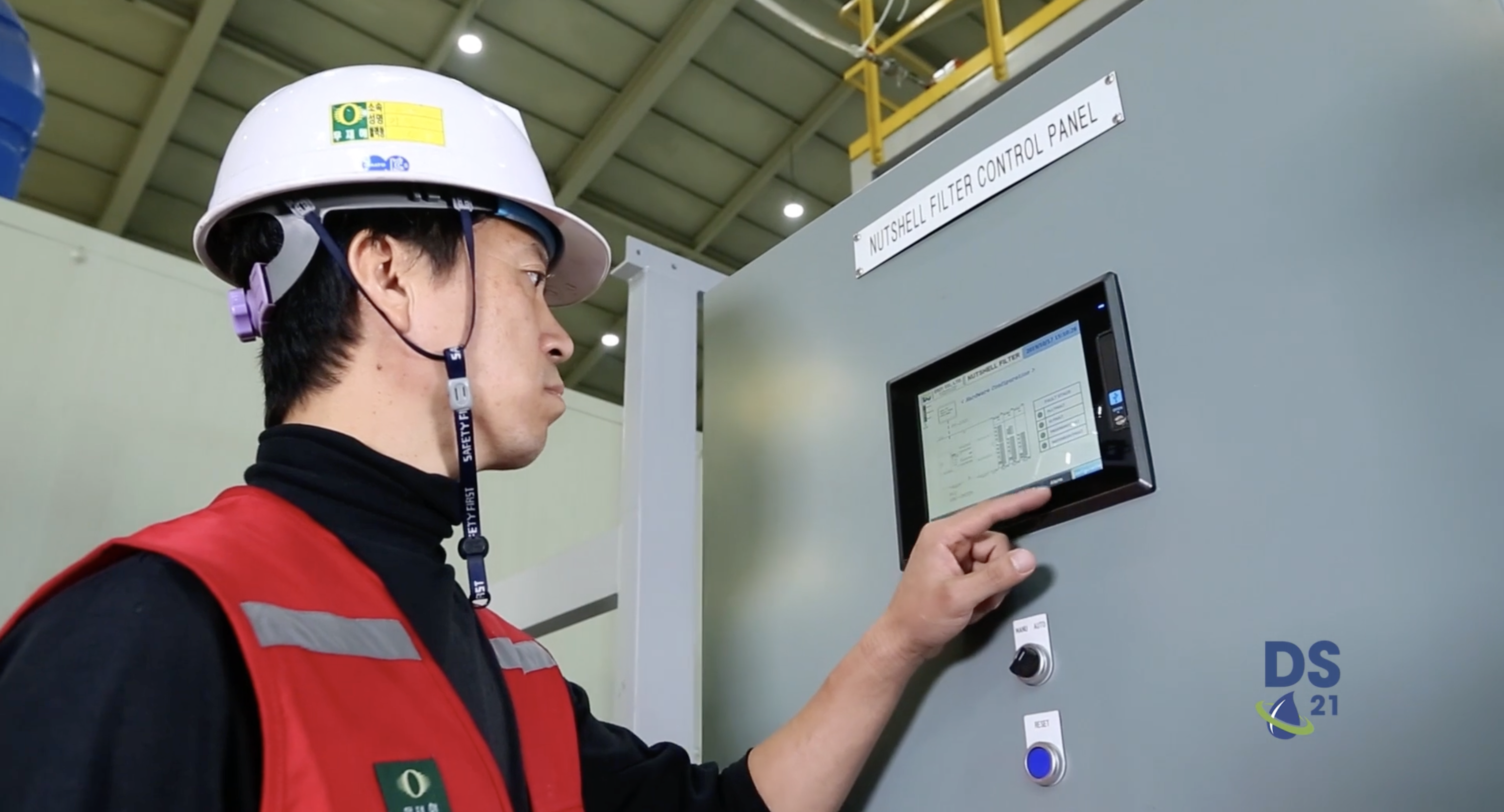 ds21 worker inspecting nutshell filter control panel